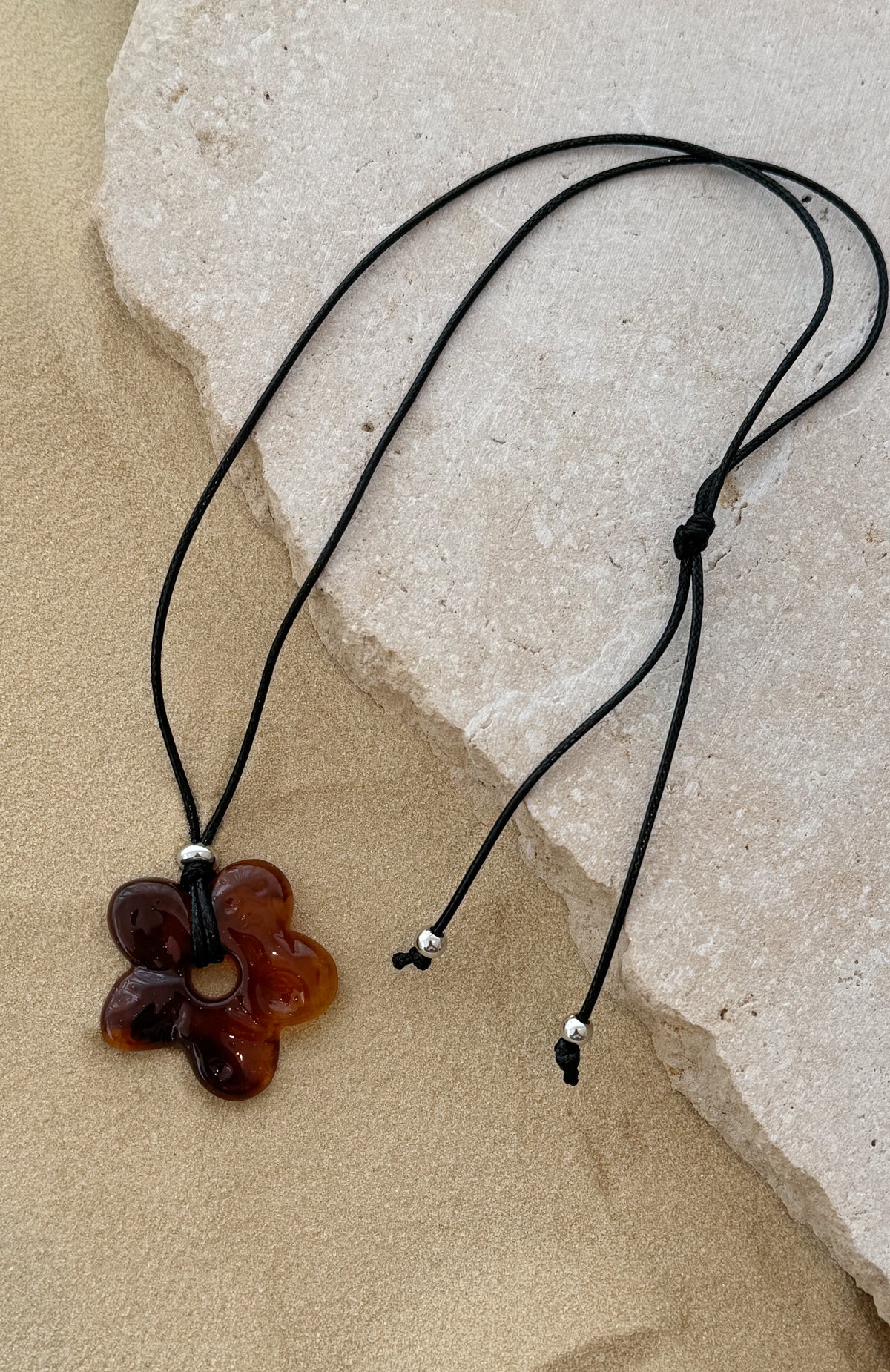 White Fox Xavia Necklace Black/Amber