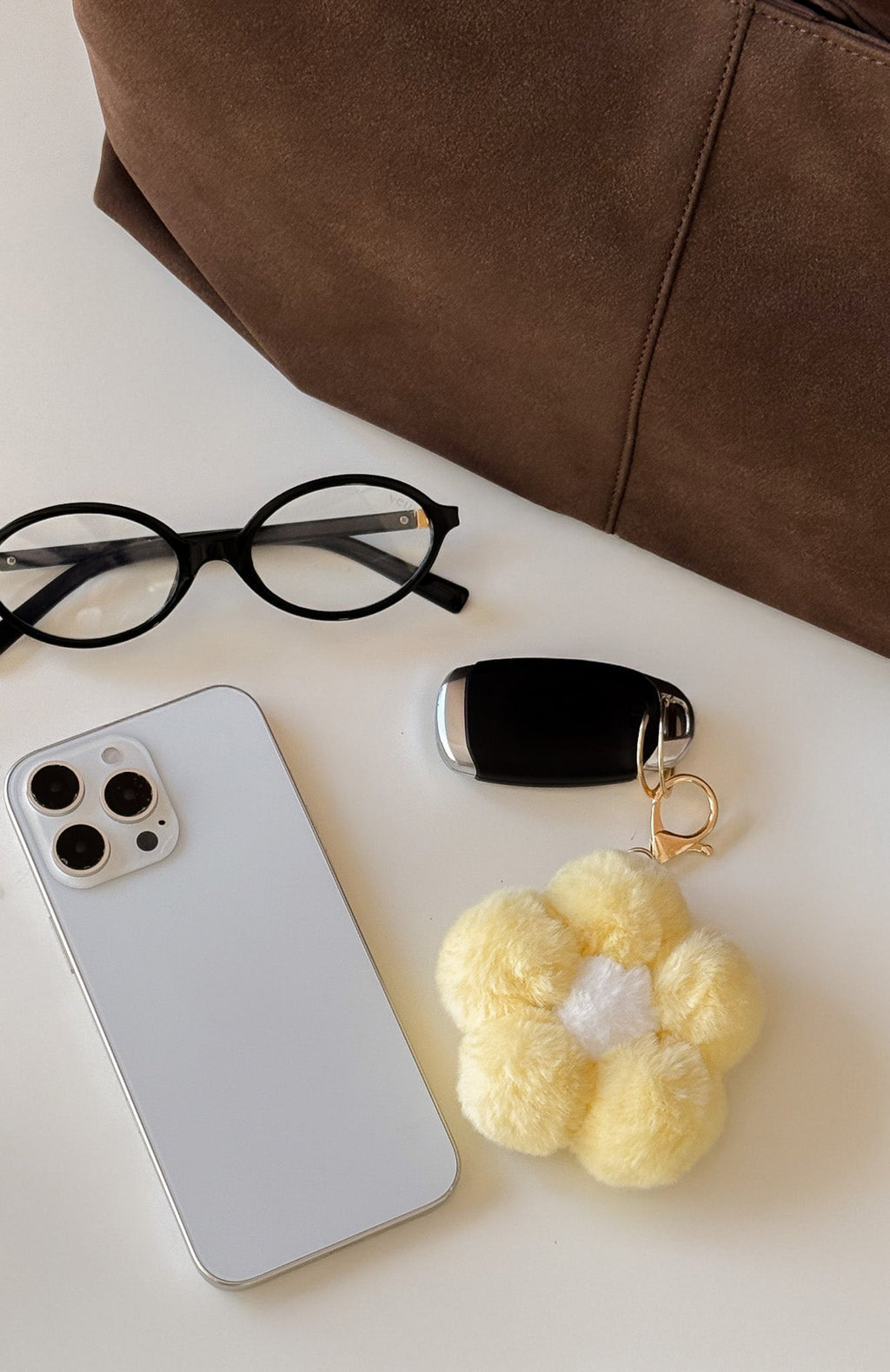 White Fox Petal Keychain Yellow/White