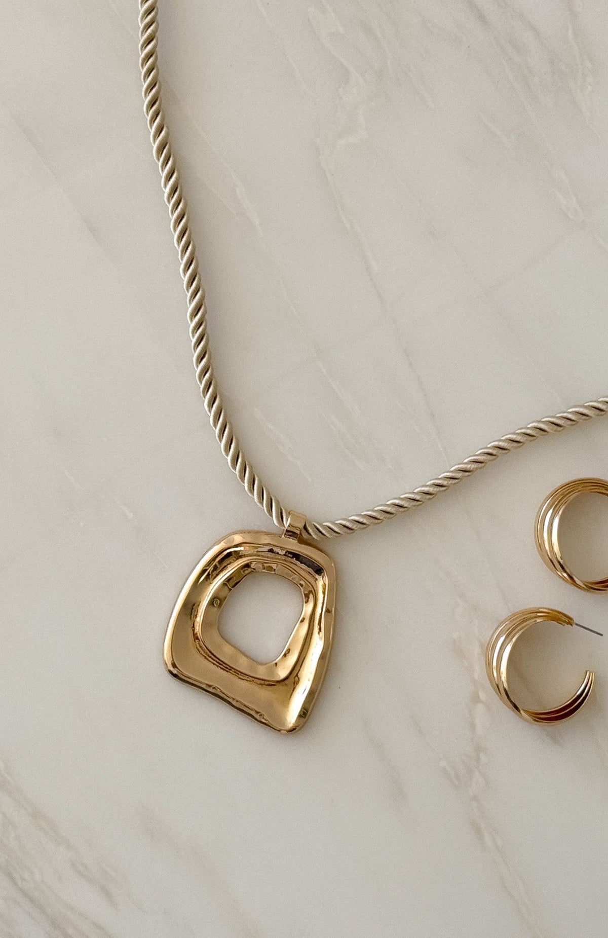 White Fox Jair Necklace Gold