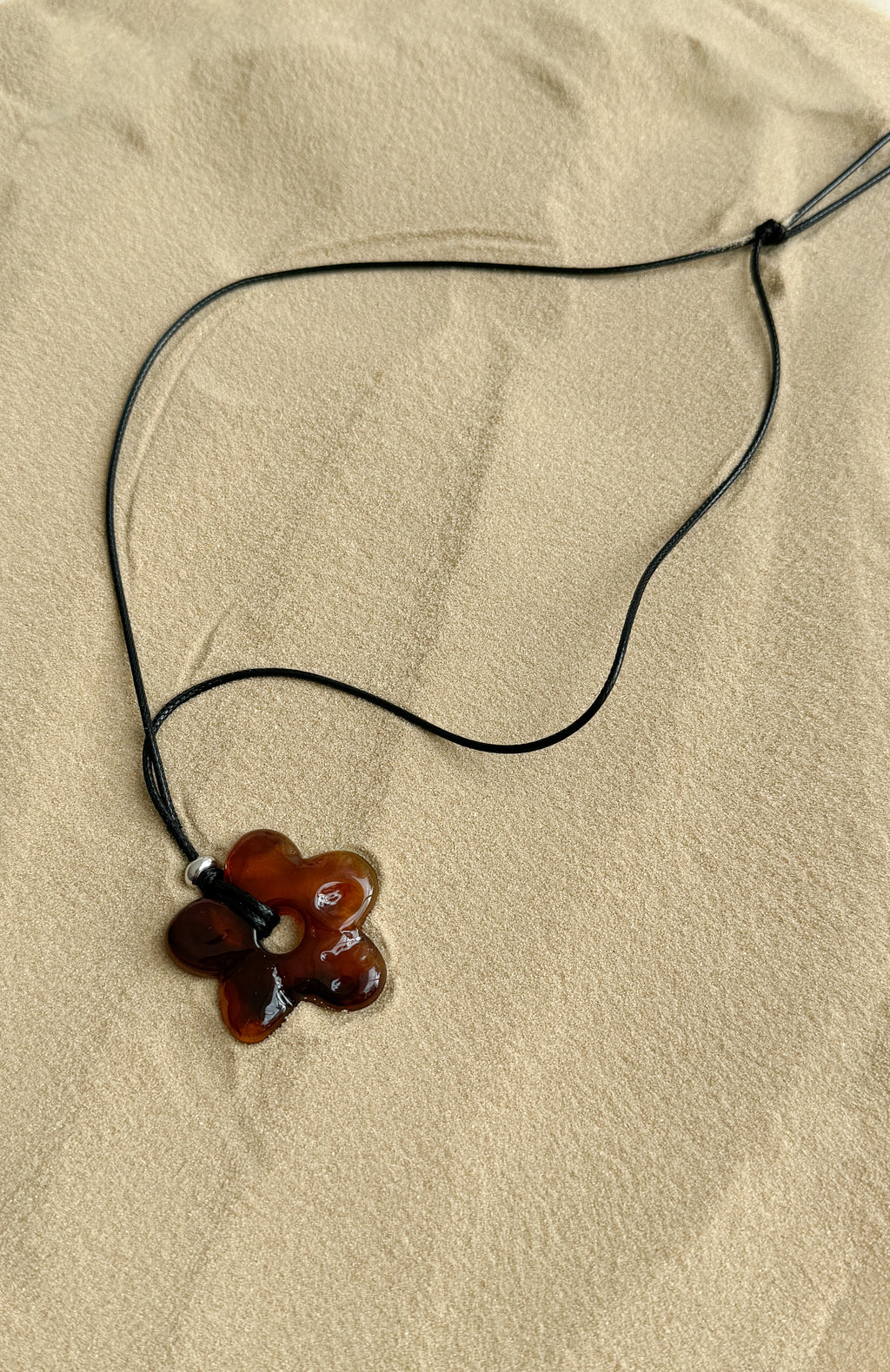 White Fox Xavia Necklace Black/Amber