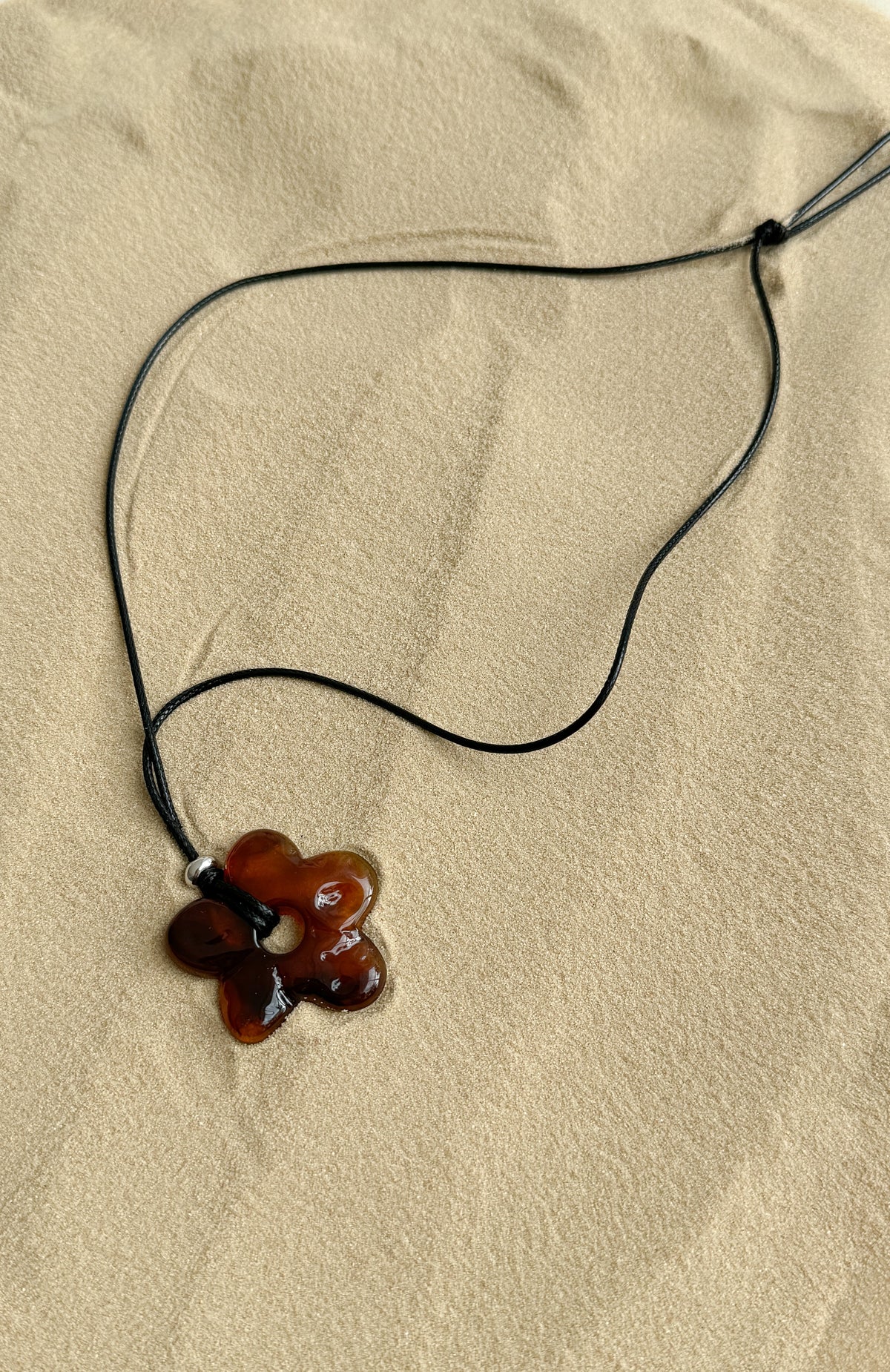 White Fox Xavia Necklace Black/Amber