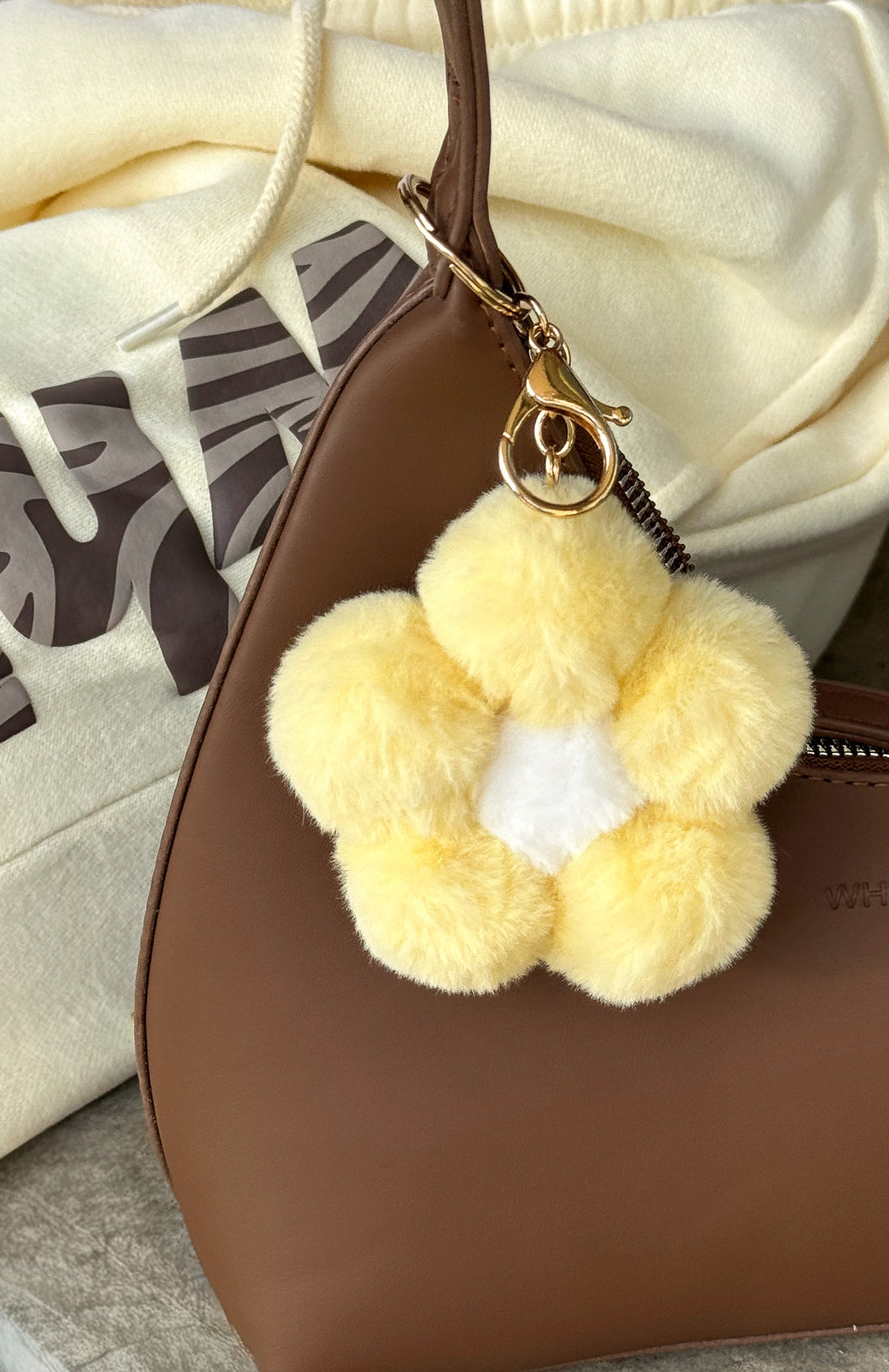 White Fox Petal Keychain Yellow/White
